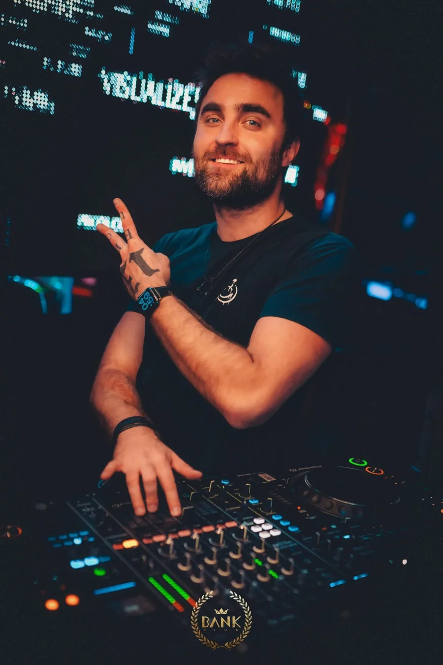 Marcin za konsoletą DJ-ską