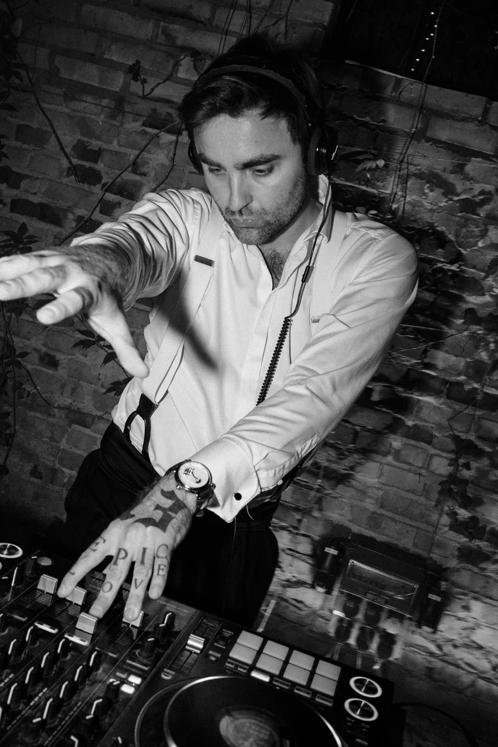 Czarno-białe zdjęcie DJ-a przy konsolecie