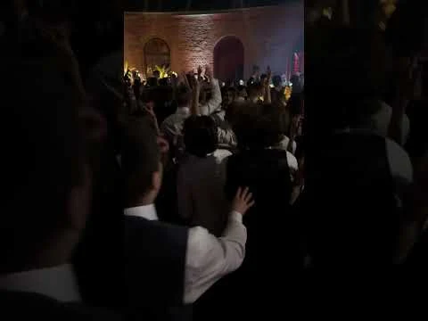 Wspólna zabawa maturzystów na oświetlonym parkiecie